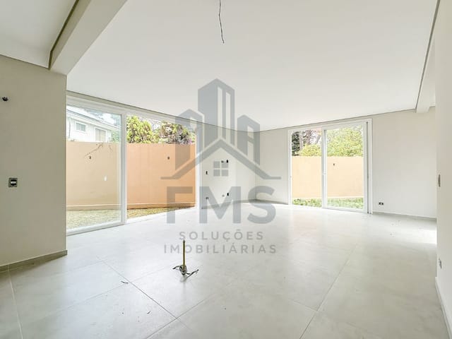 Sobrado com 177m² 3 quartos e 3 banheiros, à venda, no bairro Campo Comprido em Curitiba