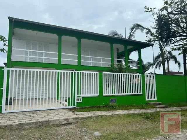 Sobrado 4 quartos e 2 banheiros, para alugar, no bairro Centro em Itapoá