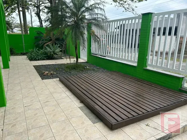 Sobrado 4 quartos e 2 banheiros, para alugar, no bairro Centro em Itapoá
