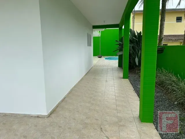 Sobrado 4 quartos e 2 banheiros, para alugar, no bairro Centro em Itapoá