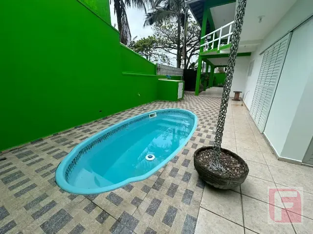Sobrado 4 quartos e 2 banheiros, para alugar, no bairro Centro em Itapoá