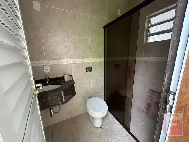Sobrado 4 quartos e 2 banheiros, para alugar, no bairro Centro em Itapoá
