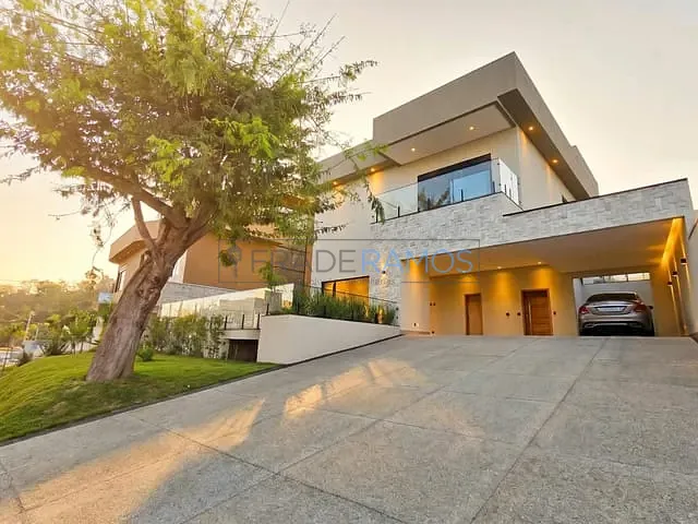 Sobrado com 570m² 4 quartos e 6 banheiros, à venda, no bairro Condomínio do Lago em Goiânia