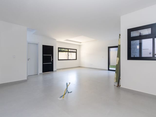 Sobrado com 100m² 3 quartos e 2 banheiros, à venda, no bairro Hauer em Curitiba