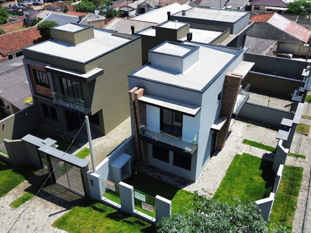 Foto do Sobrado - Sobrado de ESQUINA com SUÍTE, Central à Gás, sacada em vidro, com 83m² à venda no bairro Maracanã, Colombo, PR | K9 Imóveis