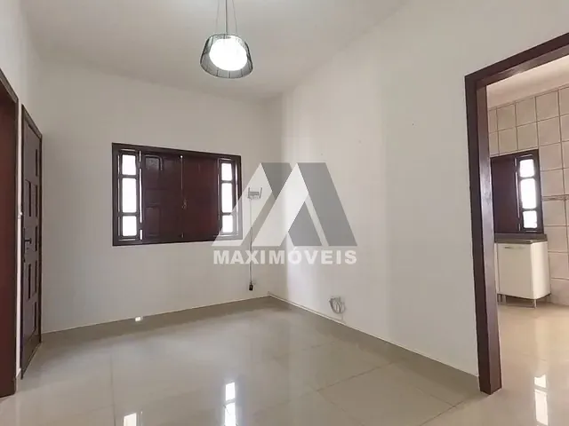 Sobrado 4 quartos e 2 banheiros, para alugar, no bairro Planalto Vila Magnólia em Araçuaí