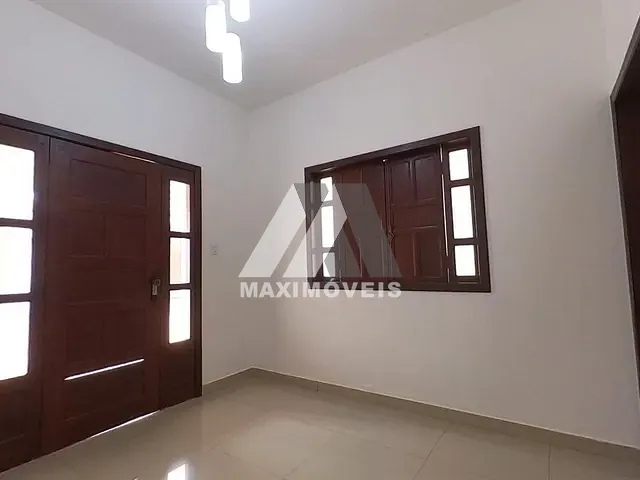Sobrado 4 quartos e 2 banheiros, para alugar, no bairro Planalto Vila Magnólia em Araçuaí