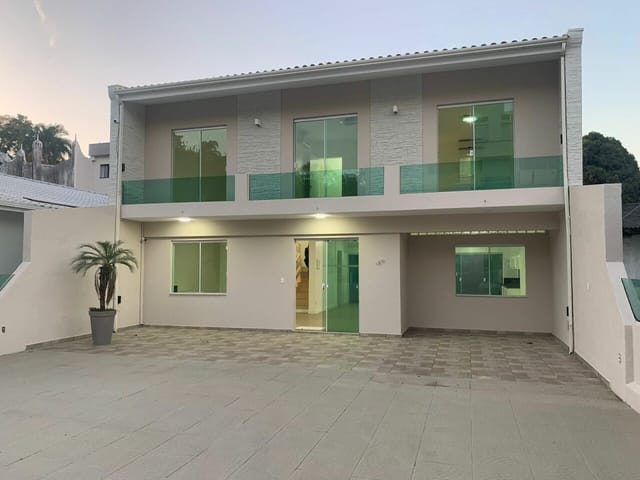Sobrado com 250m² 5 quartos e 4 banheiros, à venda, no bairro Canasvieiras em Florianópolis