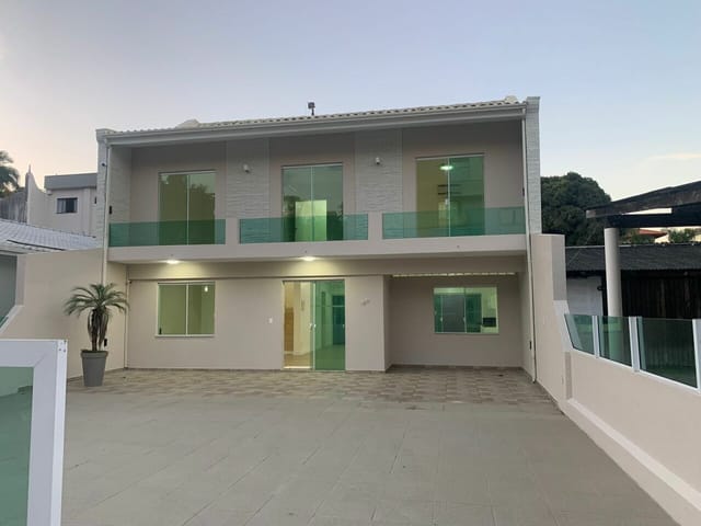 Sobrado com 250m² 5 quartos e 4 banheiros, à venda, no bairro Canasvieiras em Florianópolis