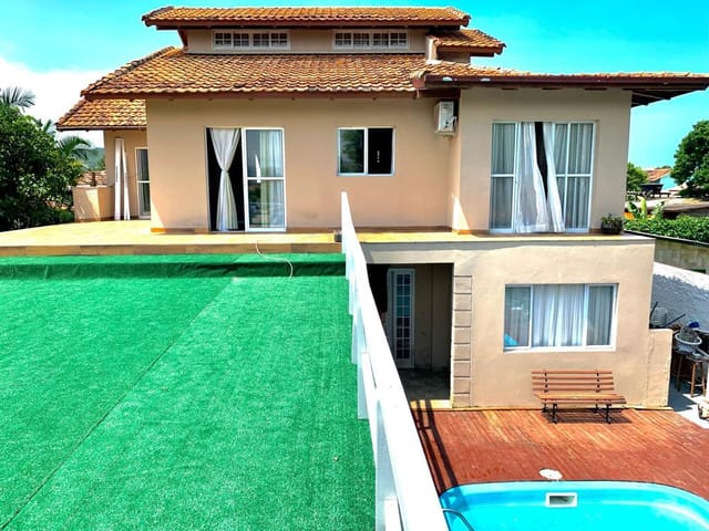 Sobrado com 495m² 5 quartos e 4 banheiros, à venda, no bairro Campeche em Florianópolis