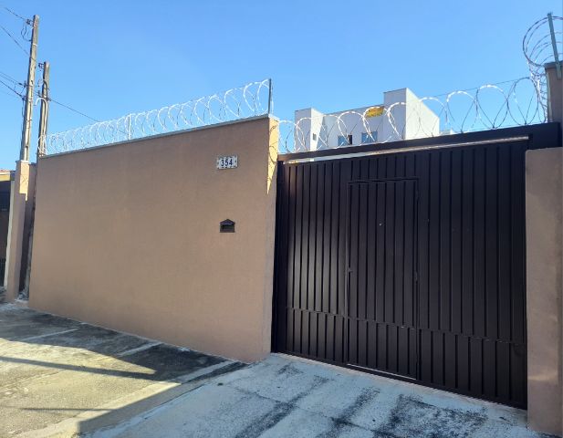 Sobrado com 250m² 3 quartos e 2 banheiros, à venda, no bairro Comercial e Residencial Jardim Mariana em Pindamonhangaba