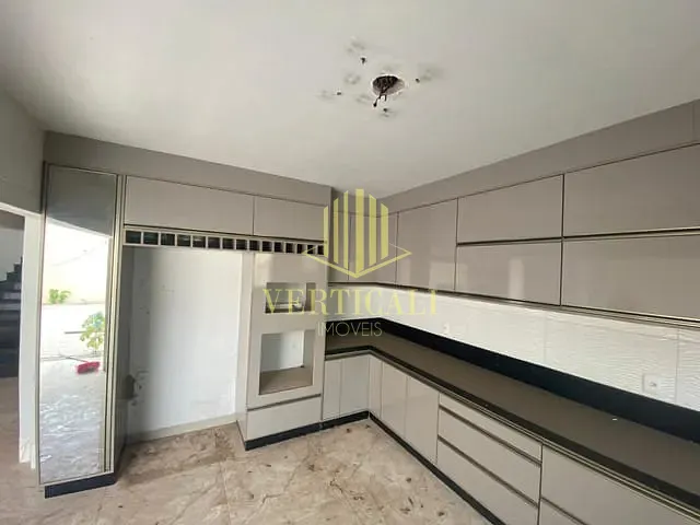 Sobrado com 420m² 4 quartos e 3 banheiros, à venda, no bairro Jardim Cuiabá em Cuiabá