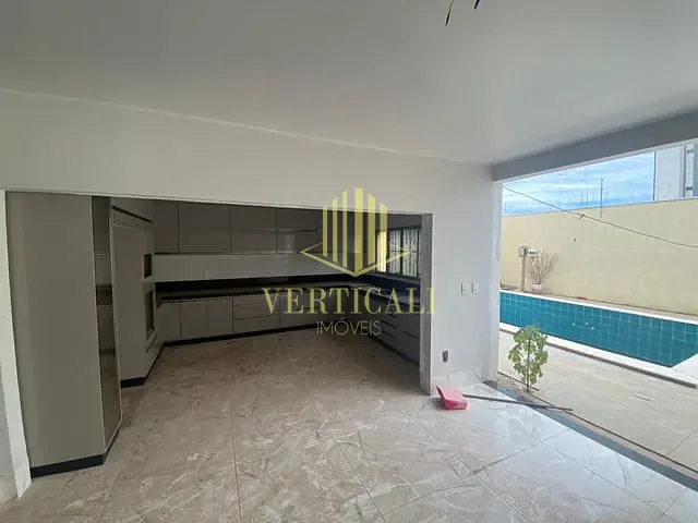Sobrado com 420m² 4 quartos e 3 banheiros, à venda, no bairro Jardim Cuiabá em Cuiabá