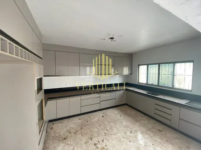 Sobrado com 420m² 4 quartos e 3 banheiros, à venda, no bairro Jardim Cuiabá em Cuiabá