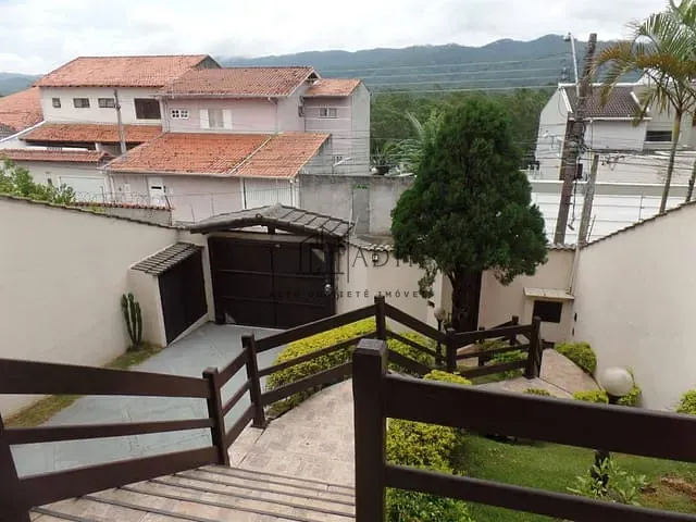 Sobrado com 500m² 3 quartos e 4 banheiros, à venda, no bairro Vila Suissa em Mogi das Cruzes