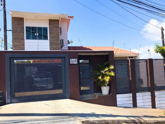 Sobrado com 215m² 4 quartos e 3 banheiros, à venda, no bairro Vila Formosa em Apucarana