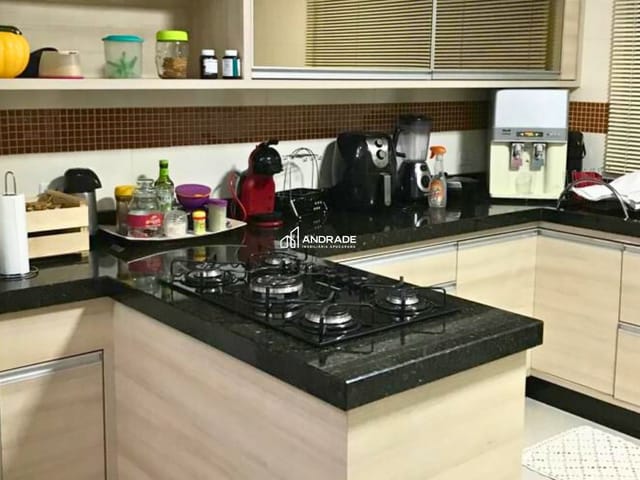 Sobrado com 215m² 4 quartos e 3 banheiros, à venda, no bairro Vila Formosa em Apucarana