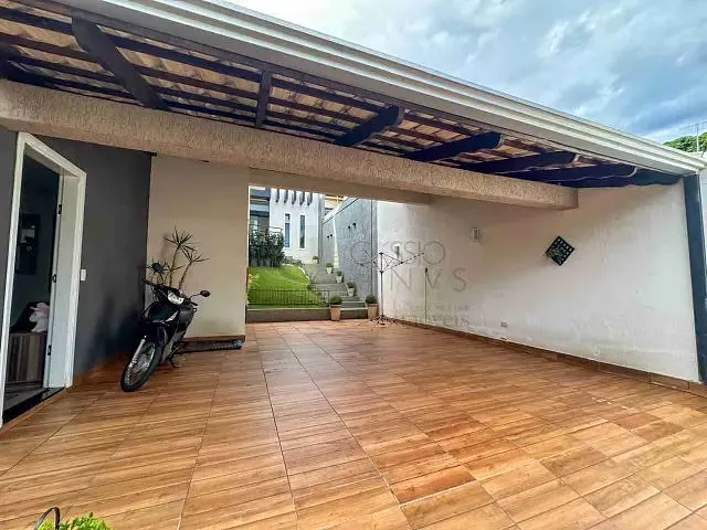 Sobrado com 298m² 3 quartos e 4 banheiros, à venda, no bairro Jardim Albino Biachi em Apucarana