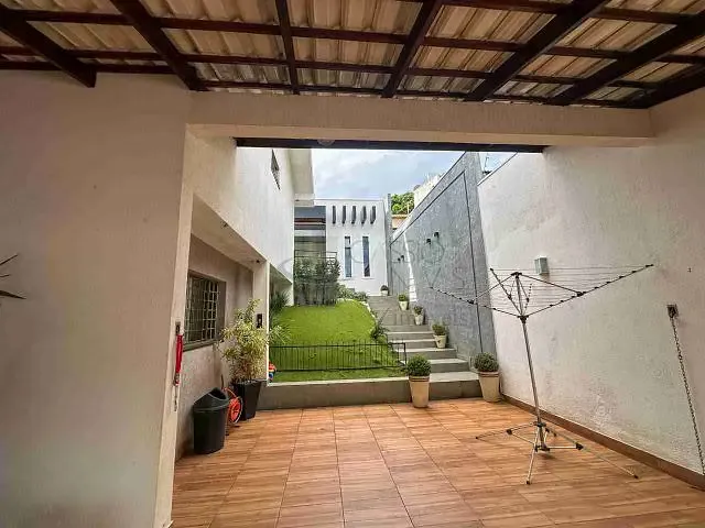 Sobrado com 298m² 3 quartos e 4 banheiros, à venda, no bairro Jardim Albino Biachi em Apucarana