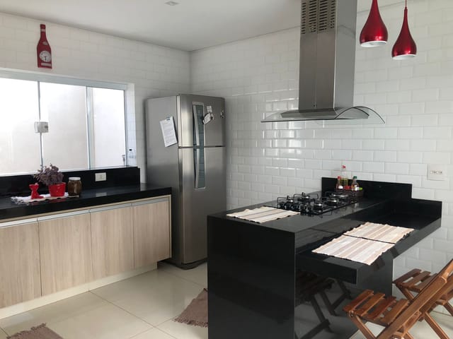 Sobrado com 303m² 4 quartos e 5 banheiros, à venda, no bairro Parque Moema em Franca