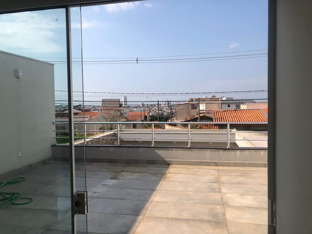 Sobrado com 303m² 4 quartos e 5 banheiros, à venda, no bairro Parque Moema em Franca