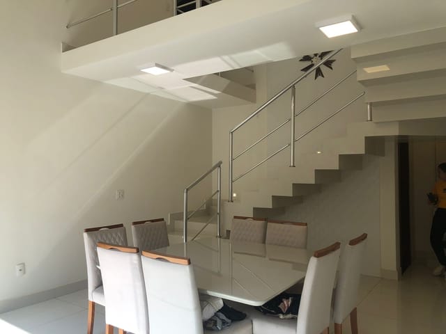 Sobrado com 303m² 4 quartos e 5 banheiros, à venda, no bairro Parque Moema em Franca