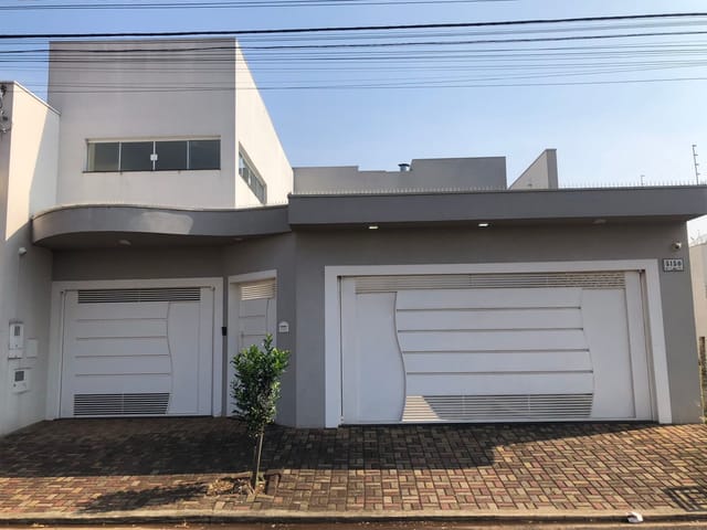 Sobrado com 303m² 4 quartos e 5 banheiros, à venda, no bairro Parque Moema em Franca