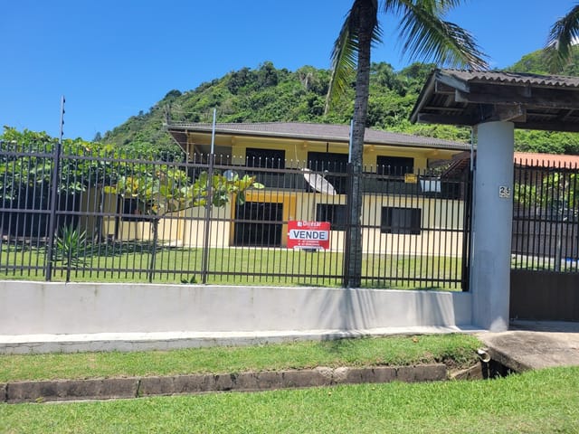 Sobrado com 750m² 6 quartos e 5 banheiros, à venda, no bairro Praia Vermelha em Penha