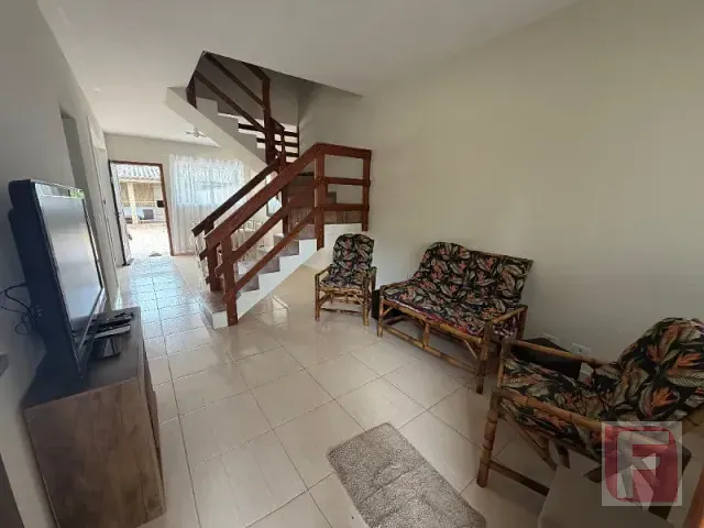 Sobrado 3 quartos e 2 banheiros, para alugar, no bairro Pontal do Norte em Itapoá
