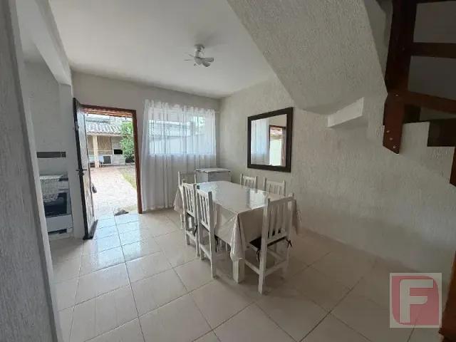 Sobrado 3 quartos e 2 banheiros, para alugar, no bairro Pontal do Norte em Itapoá