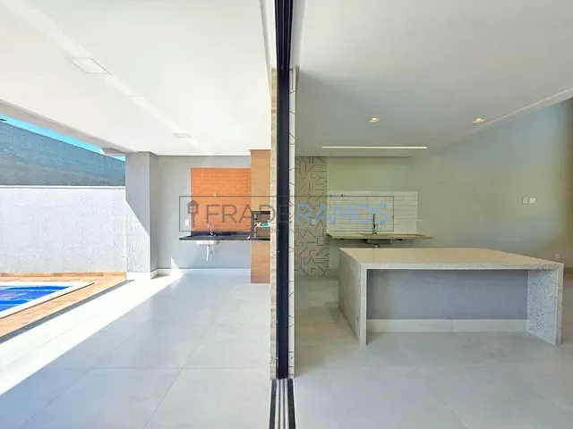 Sobrado com 293m² 4 quartos e 6 banheiros, à venda, no bairro Jardins Capri em Senador Canedo