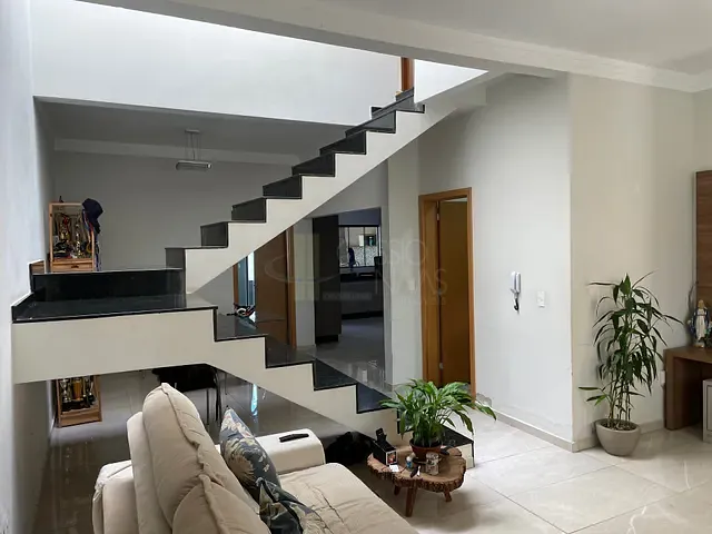 Sobrado com 245m² 4 quartos e 4 banheiros, à venda, no bairro Vila Social em Apucarana