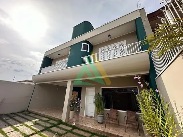 Sobrado com 250m² 4 quartos e 5 banheiros, à venda, no bairro Jardim Cruzeiro em Mogi Guaçu