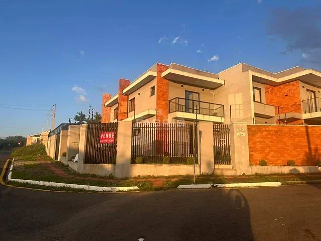 Sobrado 3 quartos e 3 banheiros, à venda, no bairro Vila Delurdes em Campo Largo