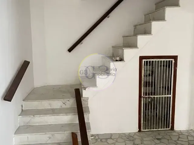 Sobrado 4 quartos e 3 banheiros, para alugar, no bairro Centro em Pelotas