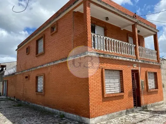 Sobrado 4 quartos e 3 banheiros, para alugar, no bairro Centro em Pelotas