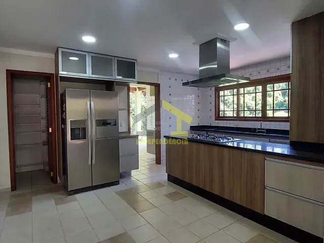Sobrado com 598m² 4 quartos e 5 banheiros, à venda ou para alugar, no bairro Granja Viana em Cotia