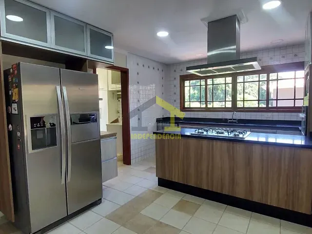 Sobrado com 598m² 4 quartos e 5 banheiros, à venda ou para alugar, no bairro Granja Viana em Cotia