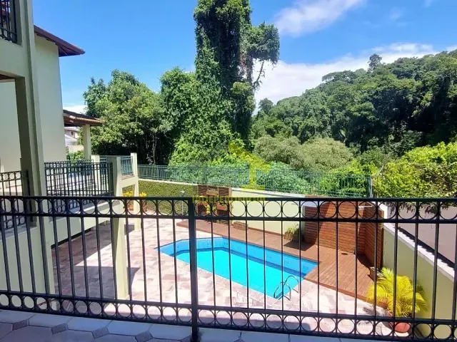 Sobrado com 598m² 4 quartos e 5 banheiros, à venda ou para alugar, no bairro Granja Viana em Cotia