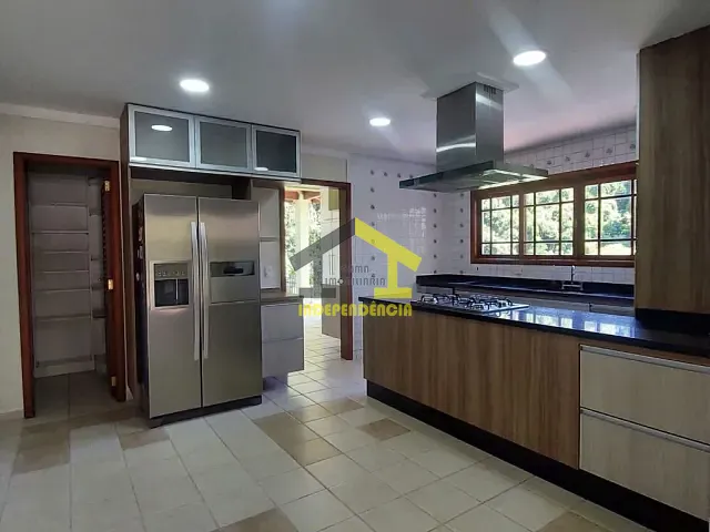 Sobrado com 598m² 4 quartos e 5 banheiros, à venda ou para alugar, no bairro Granja Viana em Cotia