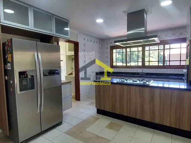 Sobrado com 598m² 4 quartos e 5 banheiros, à venda ou para alugar, no bairro Granja Viana em Cotia