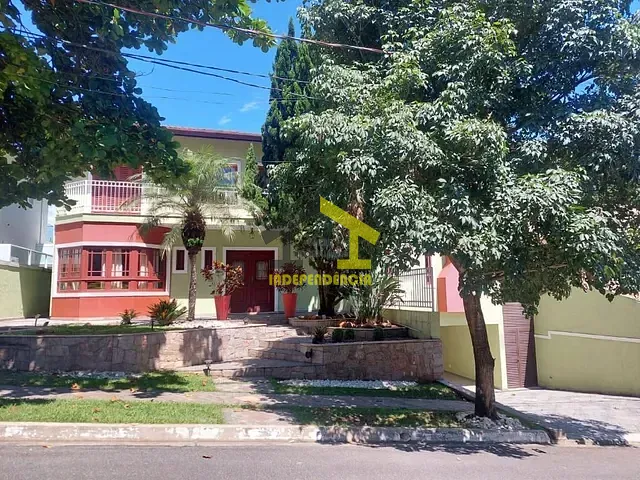 Sobrado com 598m² 4 quartos e 5 banheiros, à venda ou para alugar, no bairro Granja Viana em Cotia