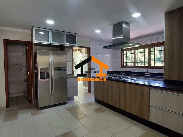Sobrado com 598m² 4 quartos e 5 banheiros, à venda ou para alugar, no bairro Granja Viana em Cotia