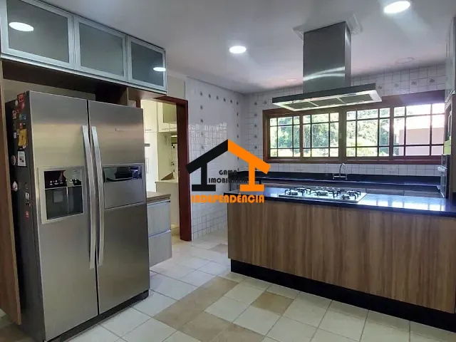 Sobrado com 598m² 4 quartos e 5 banheiros, à venda ou para alugar, no bairro Granja Viana em Cotia