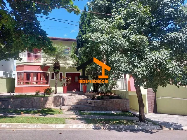 Sobrado com 598m² 4 quartos e 5 banheiros, à venda ou para alugar, no bairro Granja Viana em Cotia