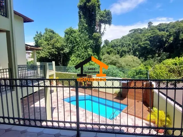 Sobrado com 598m² 4 quartos e 5 banheiros, à venda ou para alugar, no bairro Granja Viana em Cotia