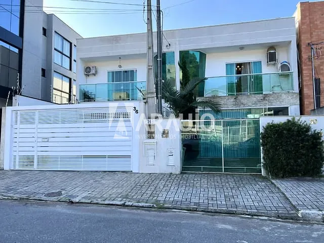 Sobrado com 500m² 3 quartos e 3 banheiros, à venda, no bairro Praia dos Amores em Balneário Camboriú