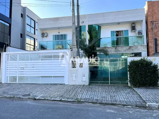 Sobrado com 500m² 3 quartos e 3 banheiros, à venda, no bairro Praia dos Amores em Balneário Camboriú