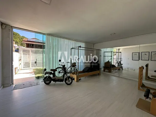 Sobrado com 500m² 3 quartos e 3 banheiros, à venda, no bairro Praia dos Amores em Balneário Camboriú