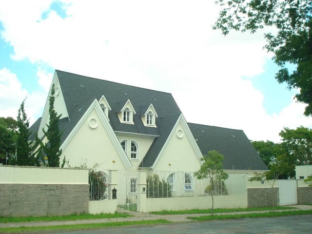 Casa com 1500m² 4 quartos e 7 banheiros, à venda, no bairro Jardim Schaffer em Curitiba